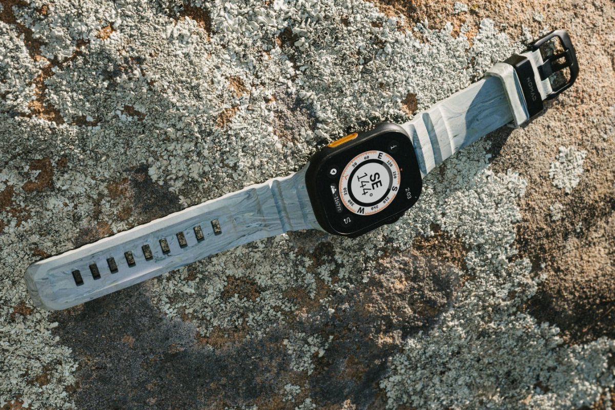 Apple Watch Ultra з лімітованим ремінцем Nomad Sierra Stone на фактурному камені