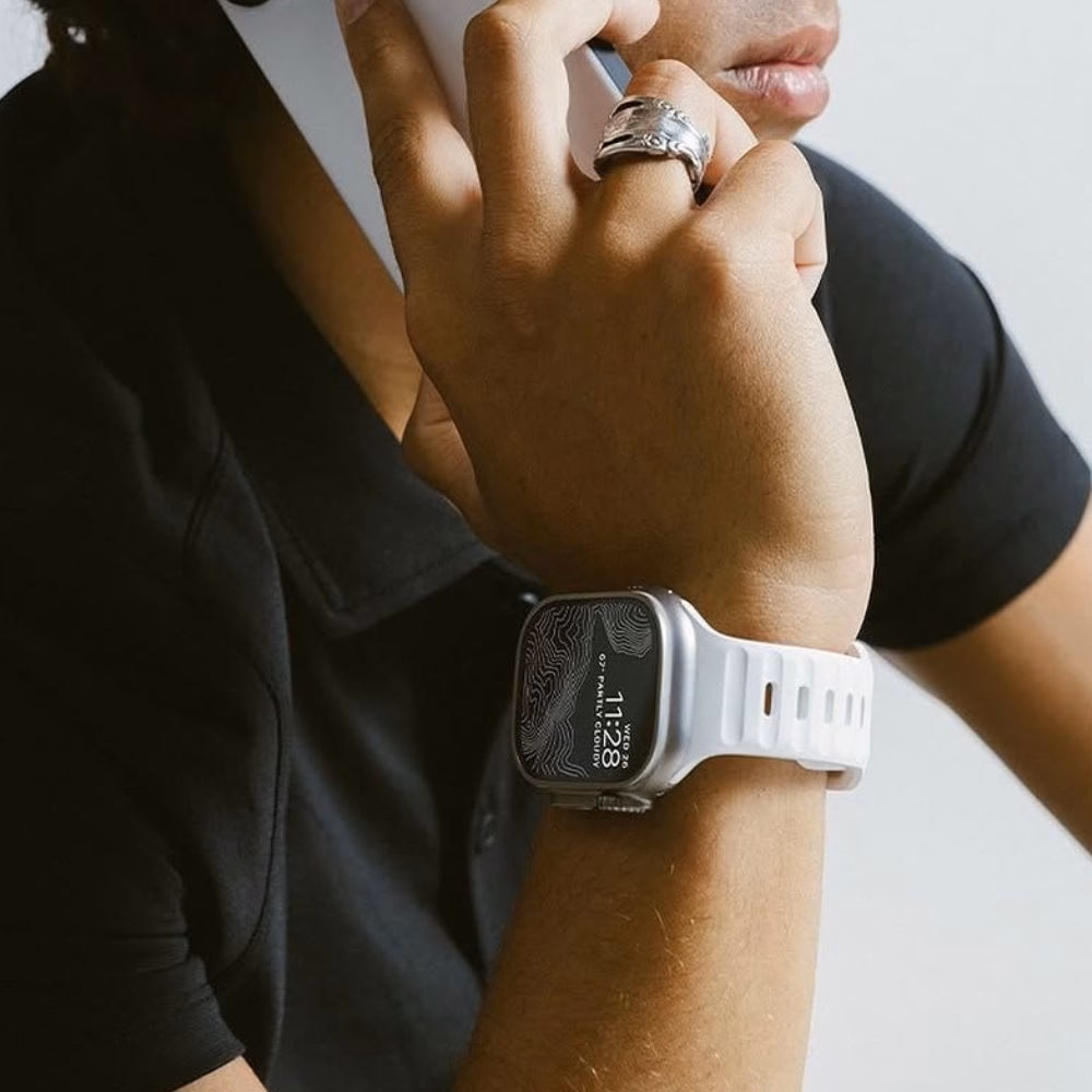 Стильний білий браслет для смарт-годинника Apple Watch Ultra, лайфстайл фото, використання гаджета під час розмови телефоном