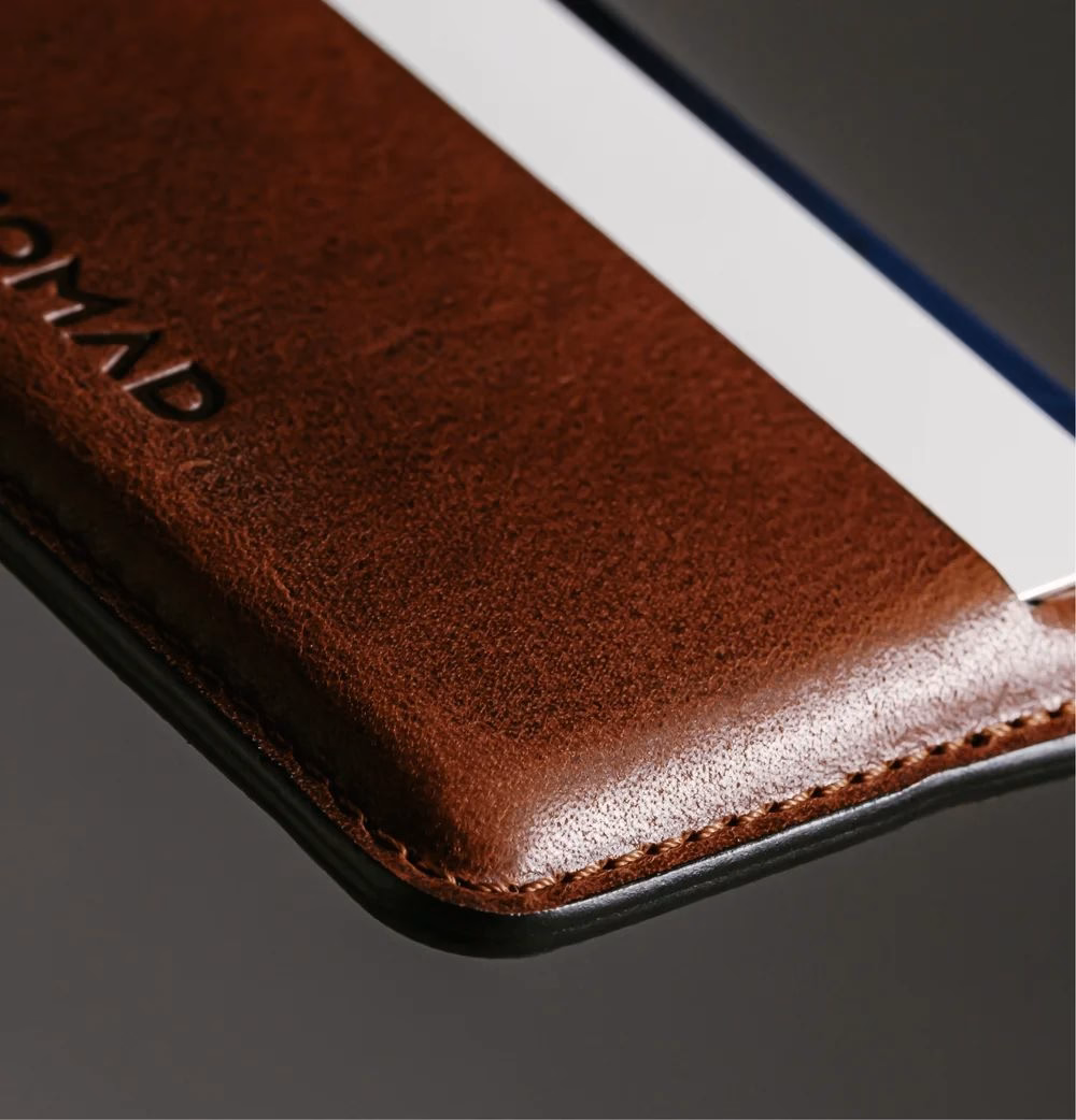 Картхолдер Nomad Card Wallet Horween Olde Dublin на фоні куток з картками