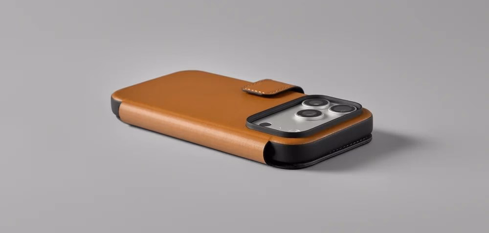 Чохол Nomad Modern Folio Camino English Tan лежить на сірому фоні