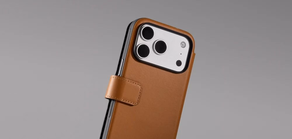 Чохол Nomad Modern Folio Camino English Tan вертикально намальований на сірому фоні