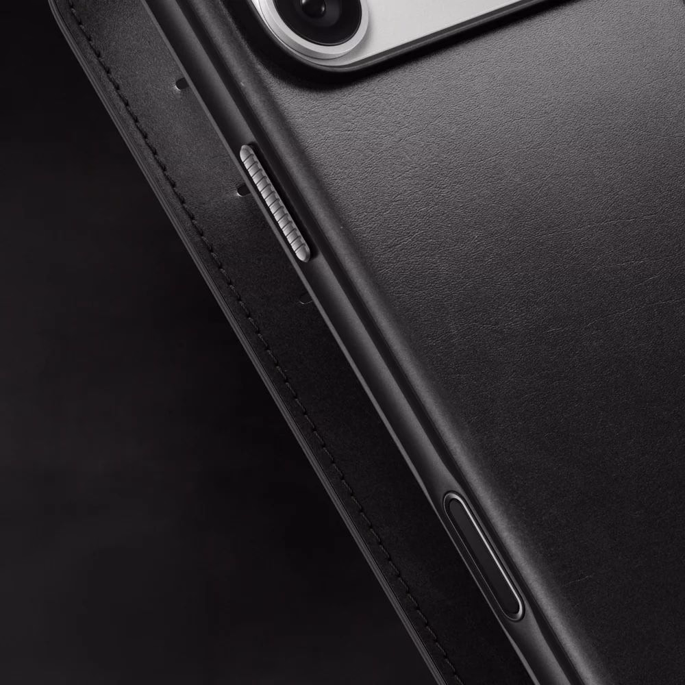 Ближній ракурс на кнопки чохла Nomad Modern Folio Horween Black