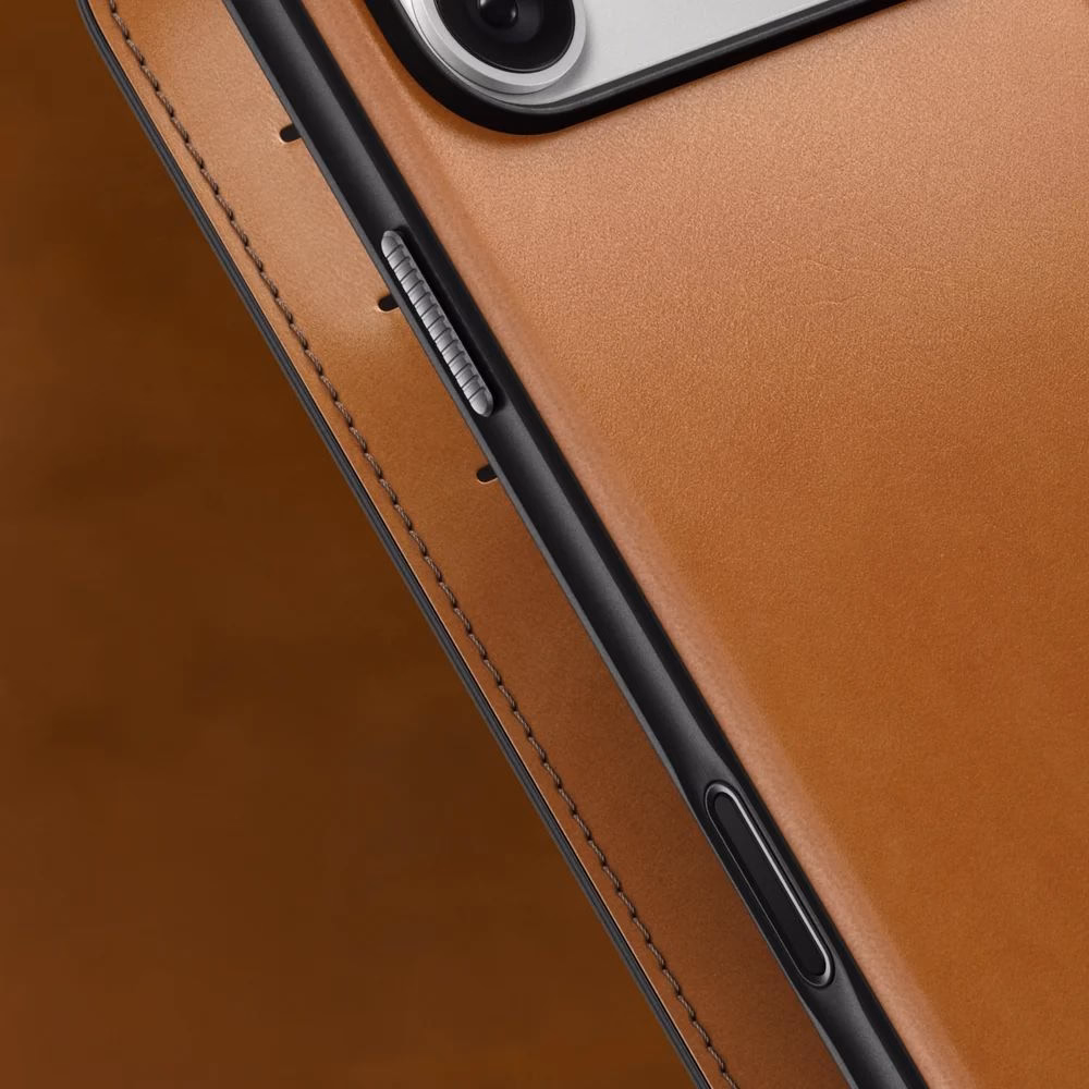 Ближній ракурс на кнопки чохла Nomad Modern Folio Horween Saddle