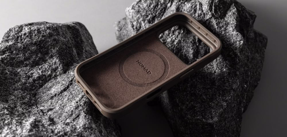 Чохол Nomad Rugged Arroyo лежить на каменях (інший ракурс)
