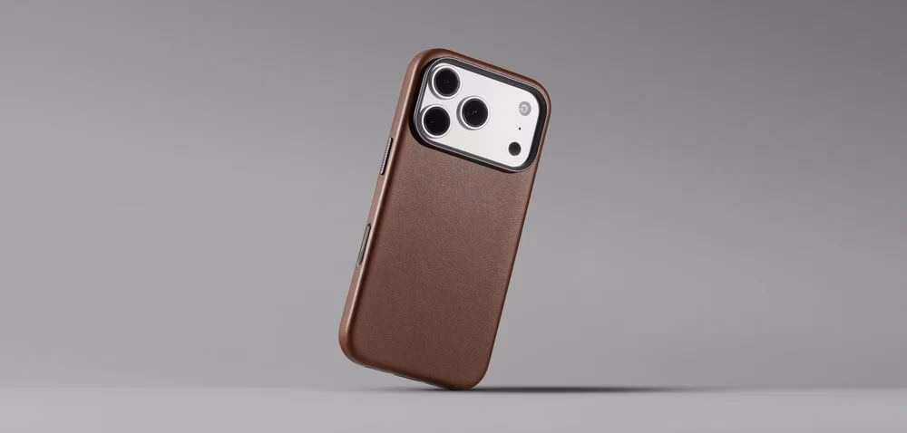 Чохол Nomad Traditional Camino Brown вертикально на сірому фоні