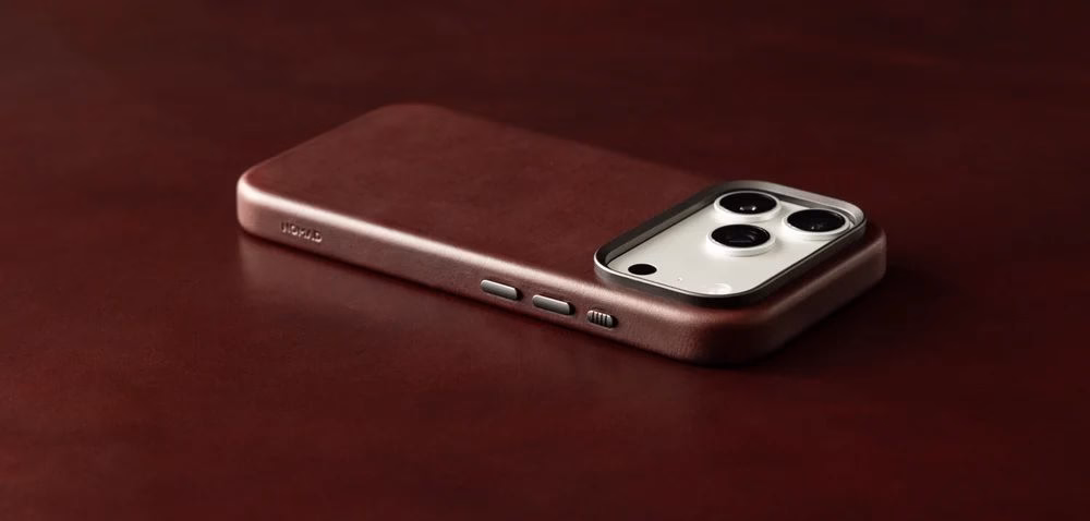 Чохол Nomad Traditional Horween Burgundy лежить на бордовому фоні