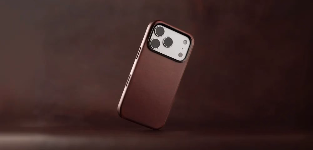 Чохол Nomad Traditional Horween Burgundy вертикально на бордовому фоні