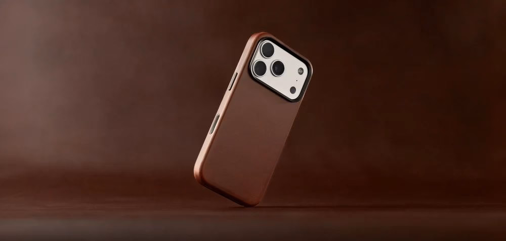 Чохол Nomad Traditional Horween Rustic Brown вертикально на коричневому фоні