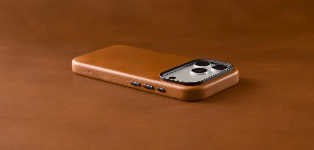 Чохол Nomad Traditional Horween Saddle лежить на фоні