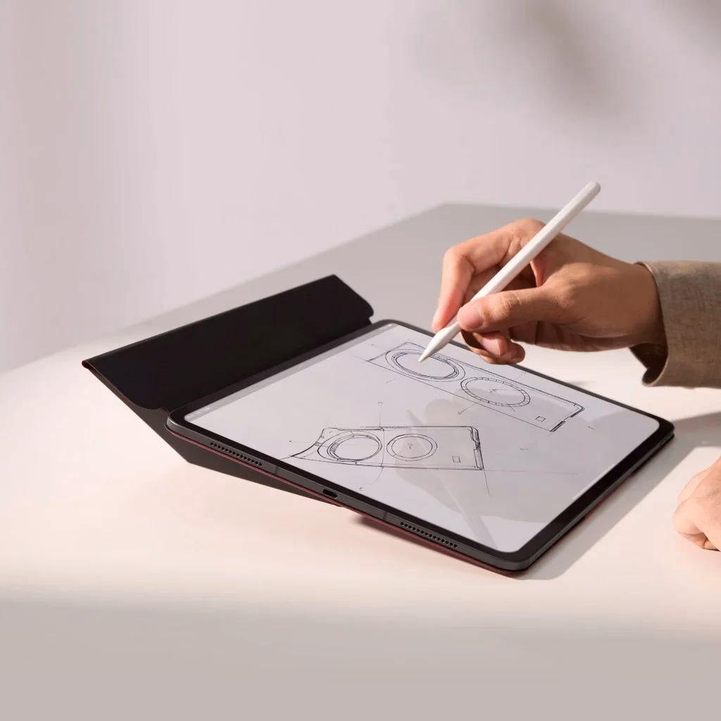 Людина малює на iPad під кутом 9 градусів