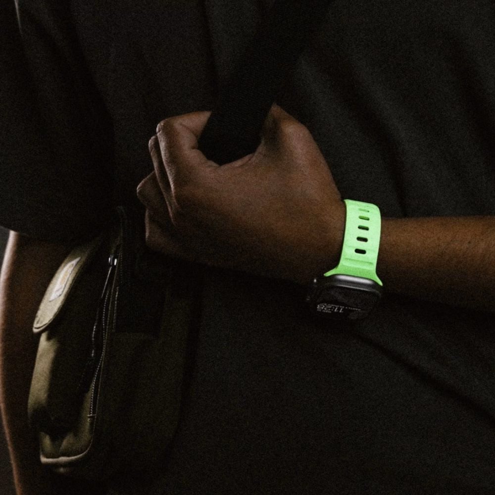 Яскраве зелене люмінесцентне світіння ремінця Nomad Sport Band Glow 2.0 у повній темряві, оновлена формула світіння для Apple Watch 46mm/49mm