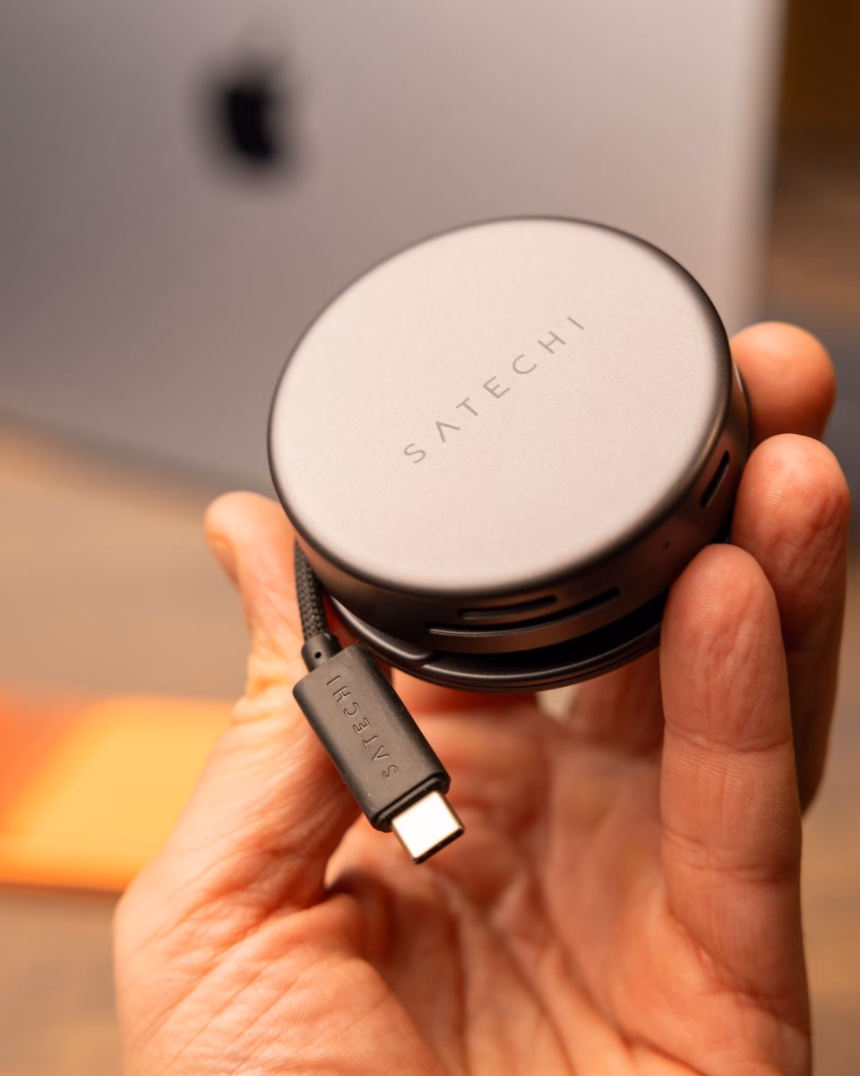 Круглий алюмінієвий USB-C хаб Satechi Space Gray у руці користувача, демонстрація компактності та матової текстури