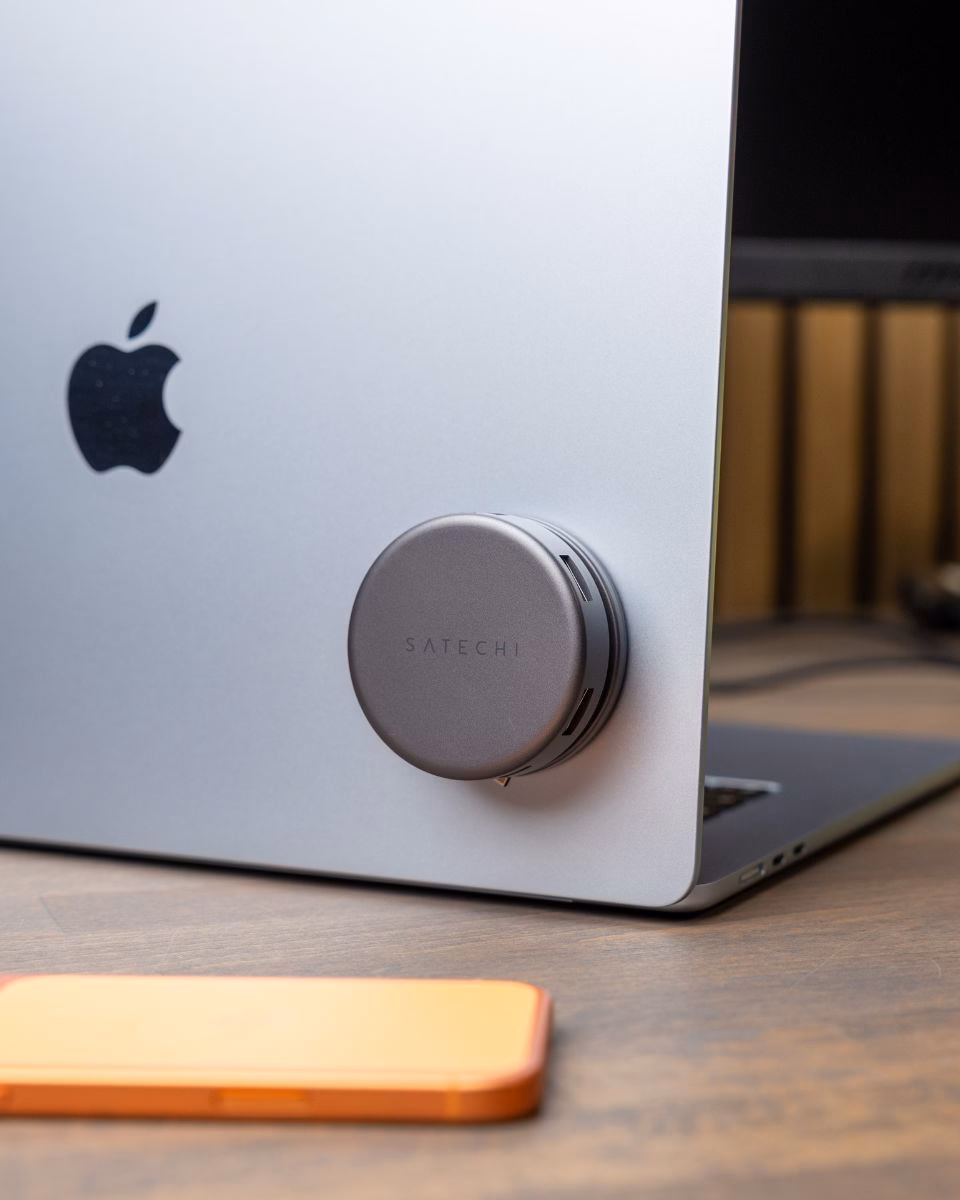 хаб Satechi, закріплений на задній панелі MacBook Air/Pro Space Gray, демонстрація ергономічного розміщення пристрою