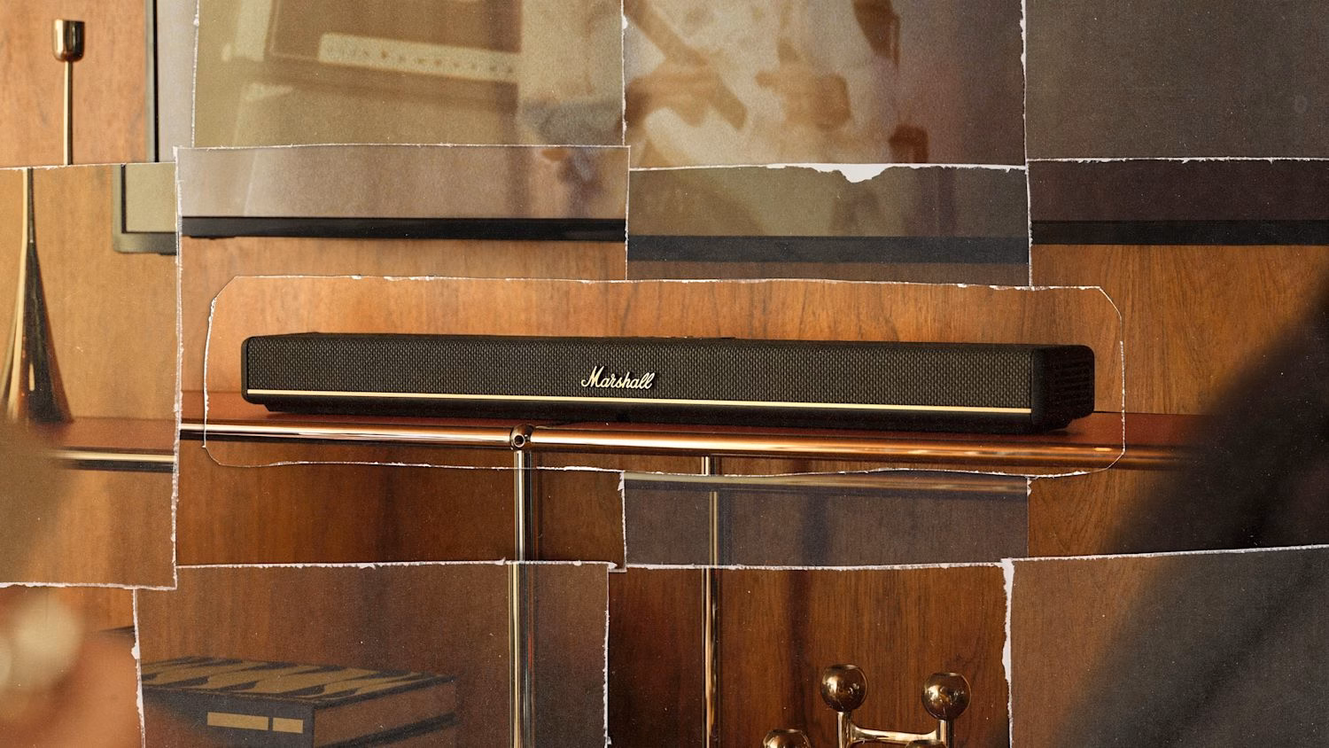 Саундбар Marshall Heston 60 Black під телевізором на тумбі