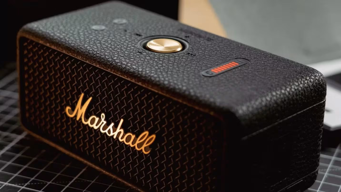 Портативна акустика Marshall Emberton III Vintage Black напівбоком