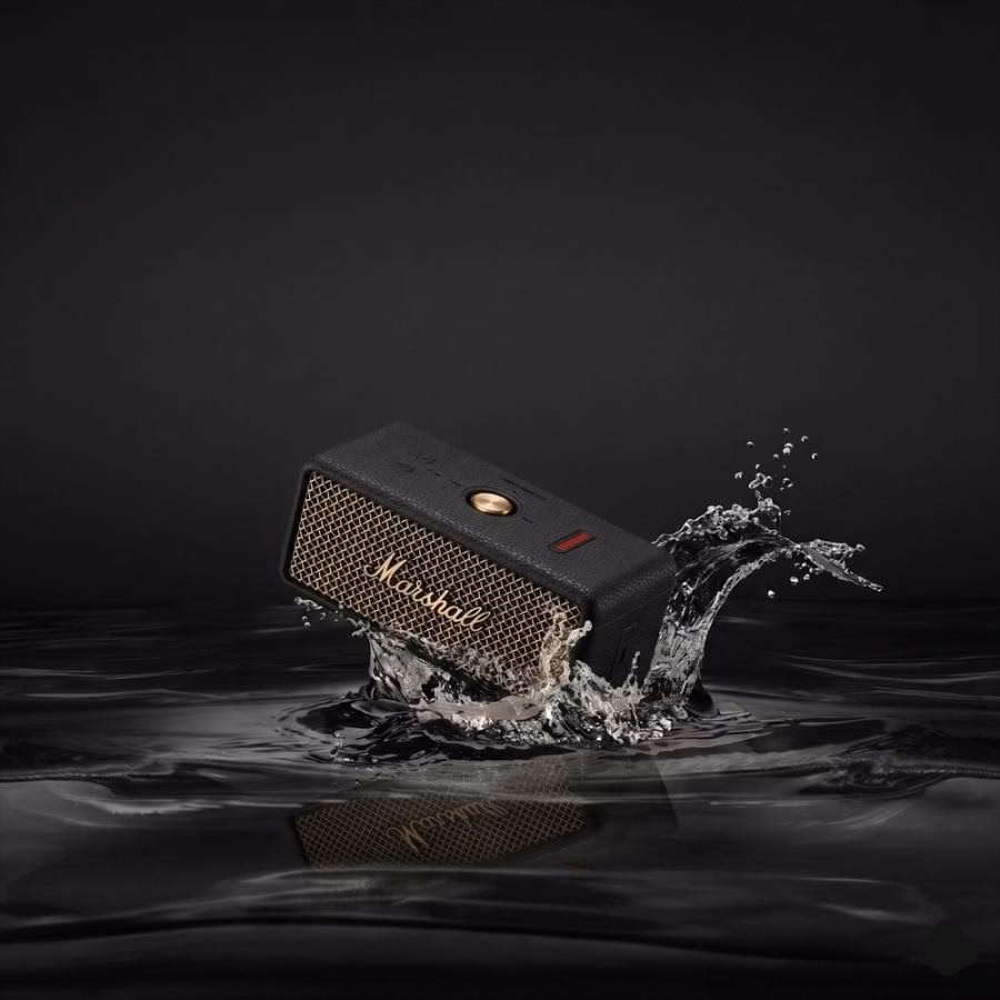 Колонка Marshall Emberton III на поверхні води з бризками