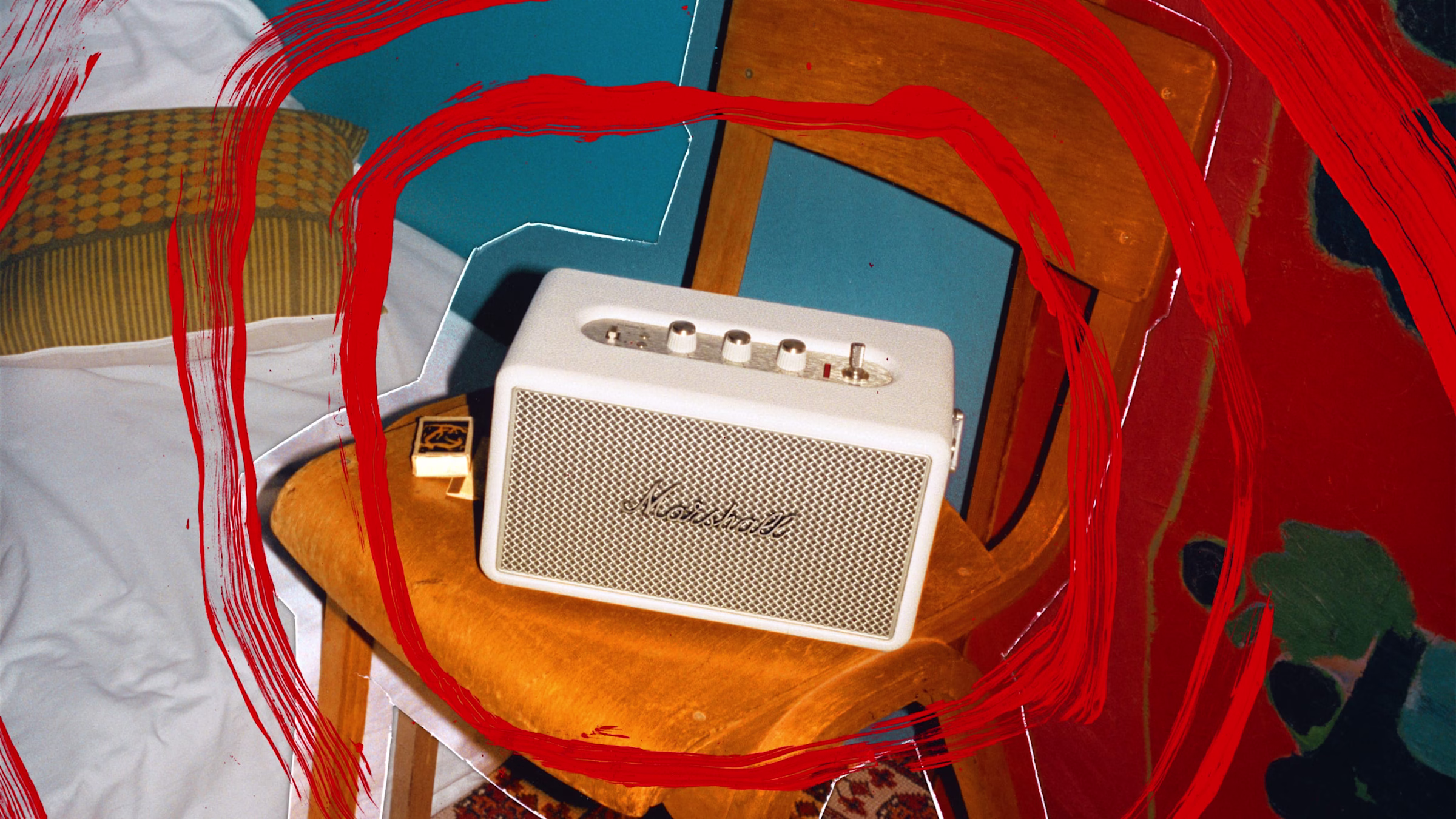 Горизонтальна фотографія: портативна колонка Marshall Kilburn III Cream стоїть на стільці