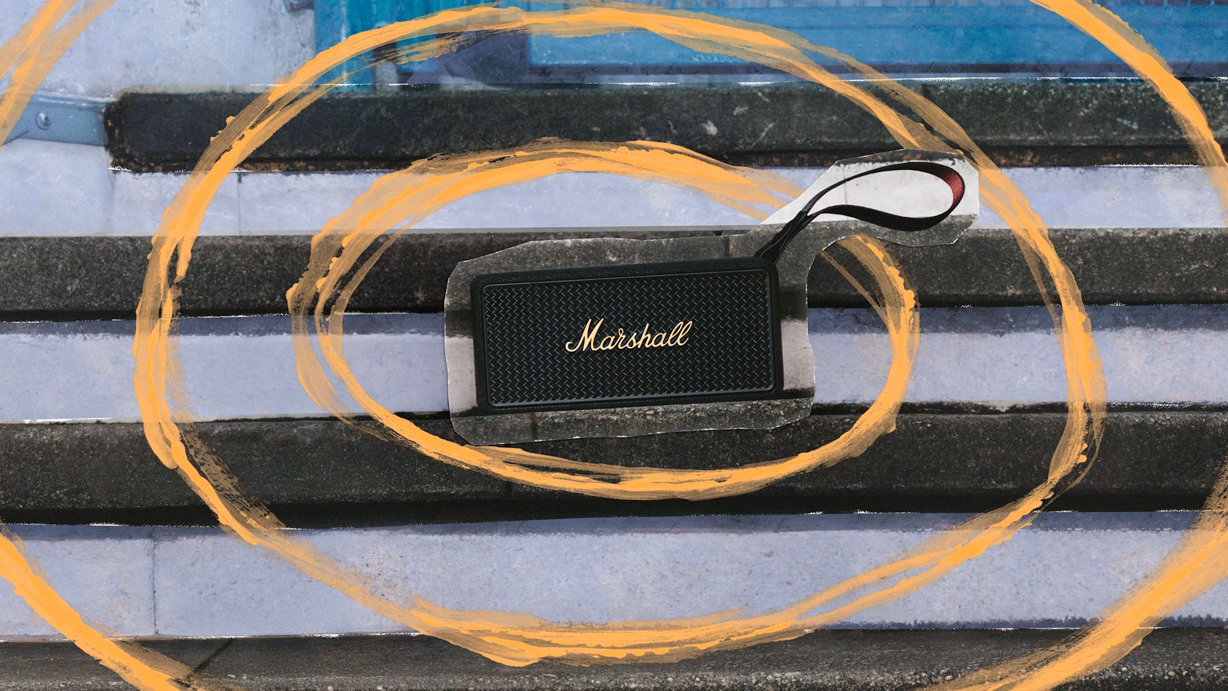 Портативная колонка Marshall Middleton II Black and Brass на улице