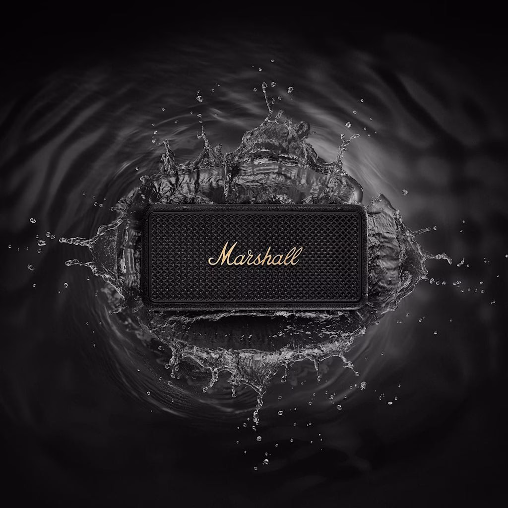 Колонка Marshall Middleton 2 стоит на поверхности с каплями воды