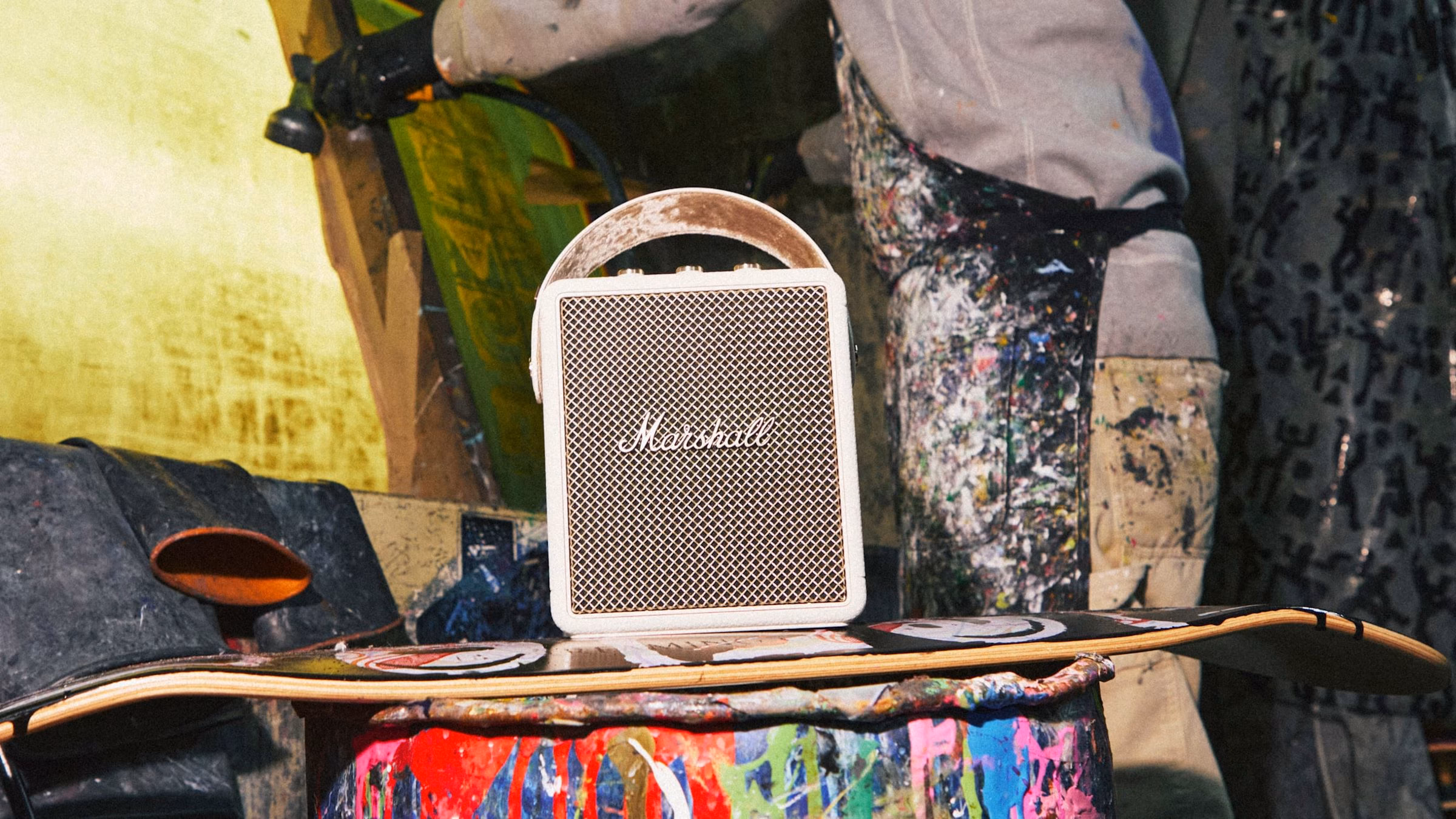 Портативна колонка Marshall Stockwell III Cream під час прогулянки