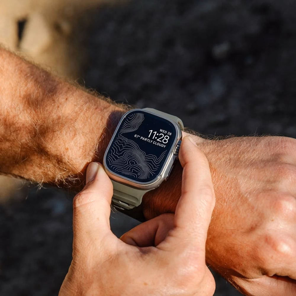 Apple Watch Ultra с ремешком Nomad Sport Band Ash Green, детализация перфорации для вентиляции