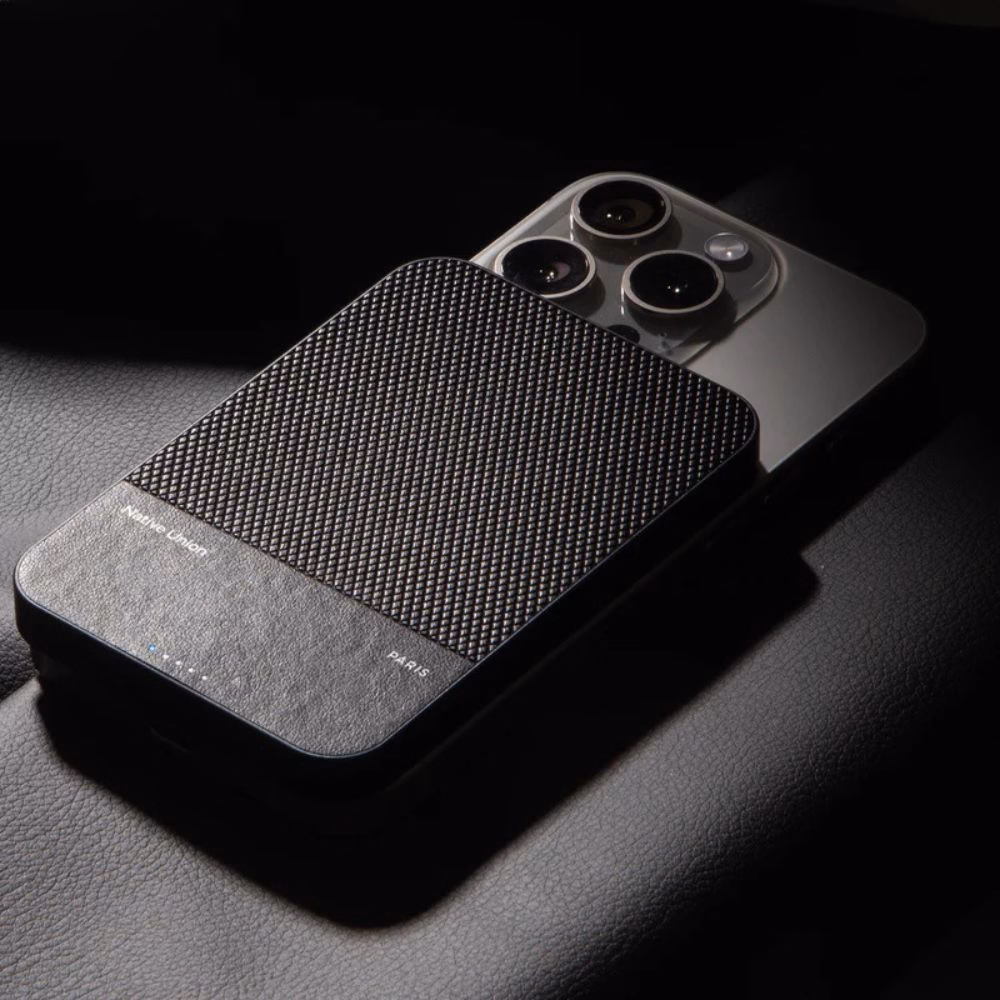 Чорний магнітний повербанк Native Union (Re)Classic Magnetic Power Bank, закріплений на iPhone, матеріал Yatay
