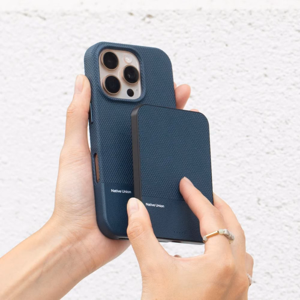 Синій чохол Native Union (Re)Classic та магнітний павербанк Native Union для iPhone 15 Pro, виготовлені з текстурованого екоматеріалу Yatay