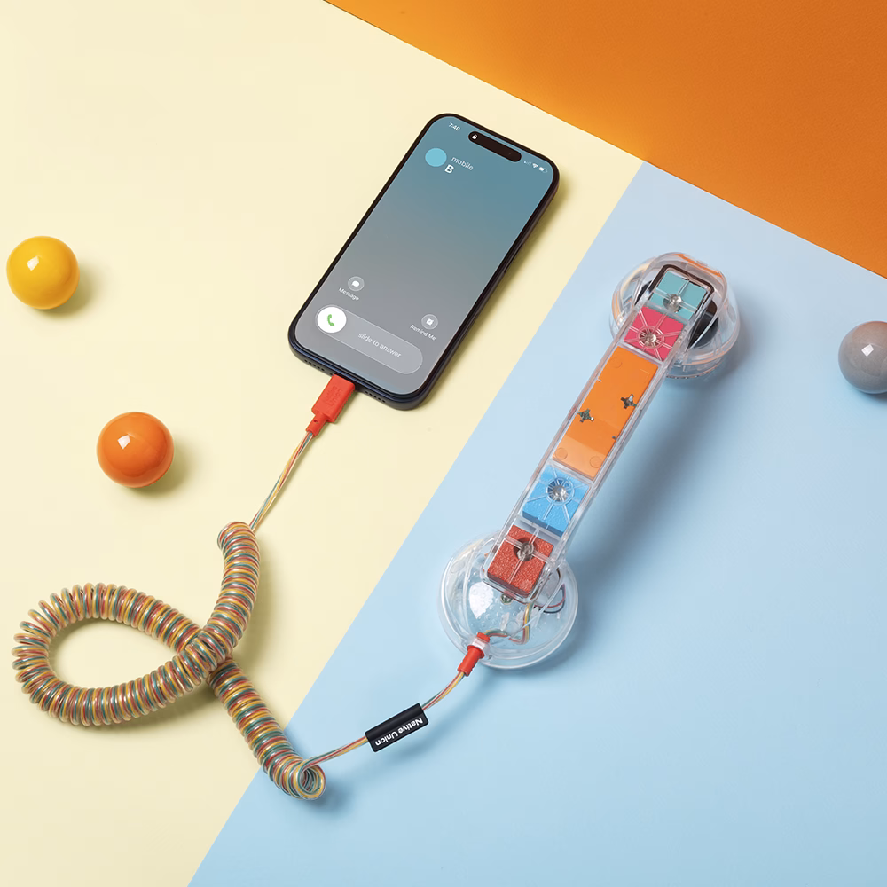 Ретро-трубка Native Union POP Phone підключена до iPhone