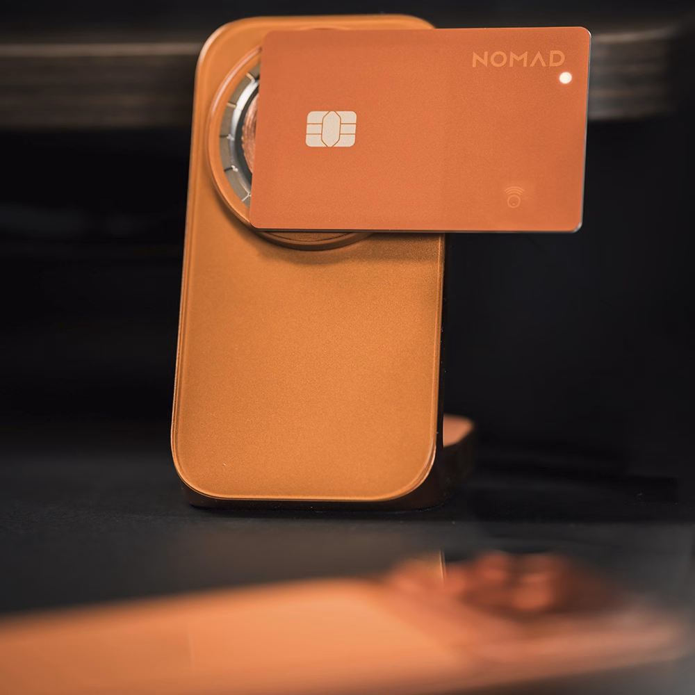 Бездротова зарядка трекера Nomad Pro Stellar Orange