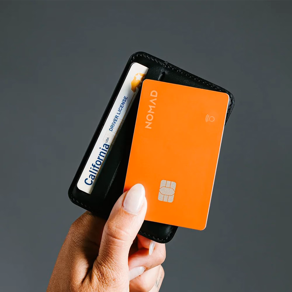 Трекер Nomad Pro Stellar Orange у гаманці