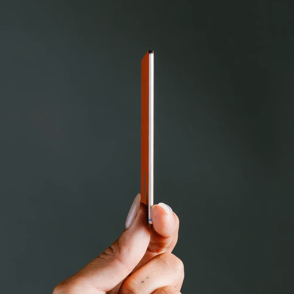 Міцна конструкція трекера Nomad Pro Stellar Orange