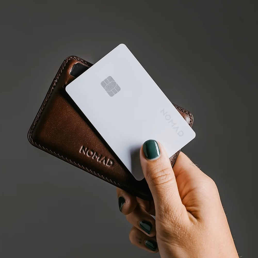Трекер Nomad Tracking Card Pro у руці біля гаманця