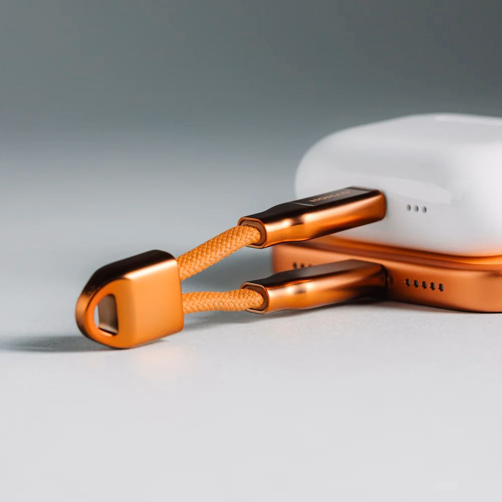 Зарядка навушників AirPods за допомогою Nomad ChargeKey