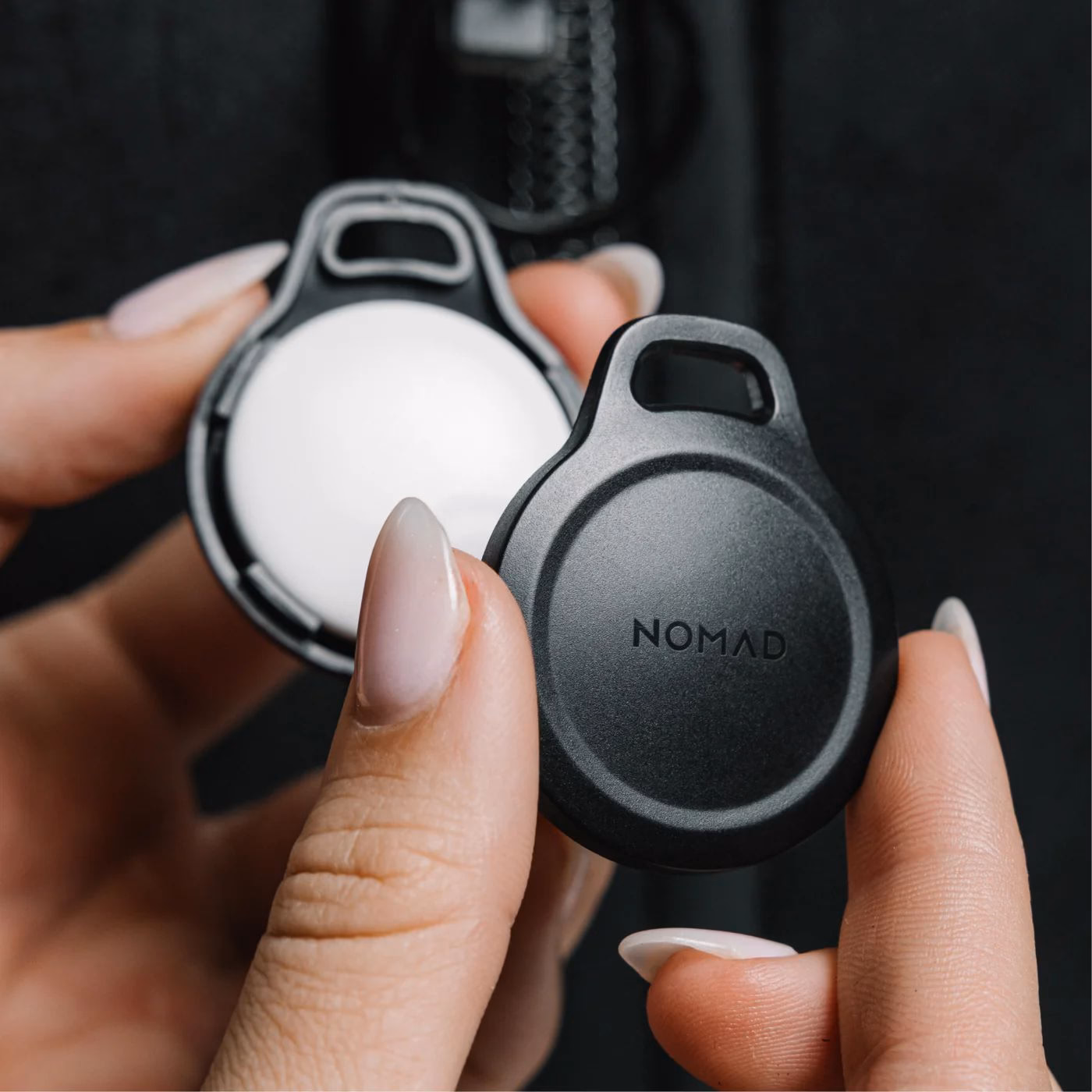 Чохол-брелок Nomad Rugged Keychain у жіночій руці