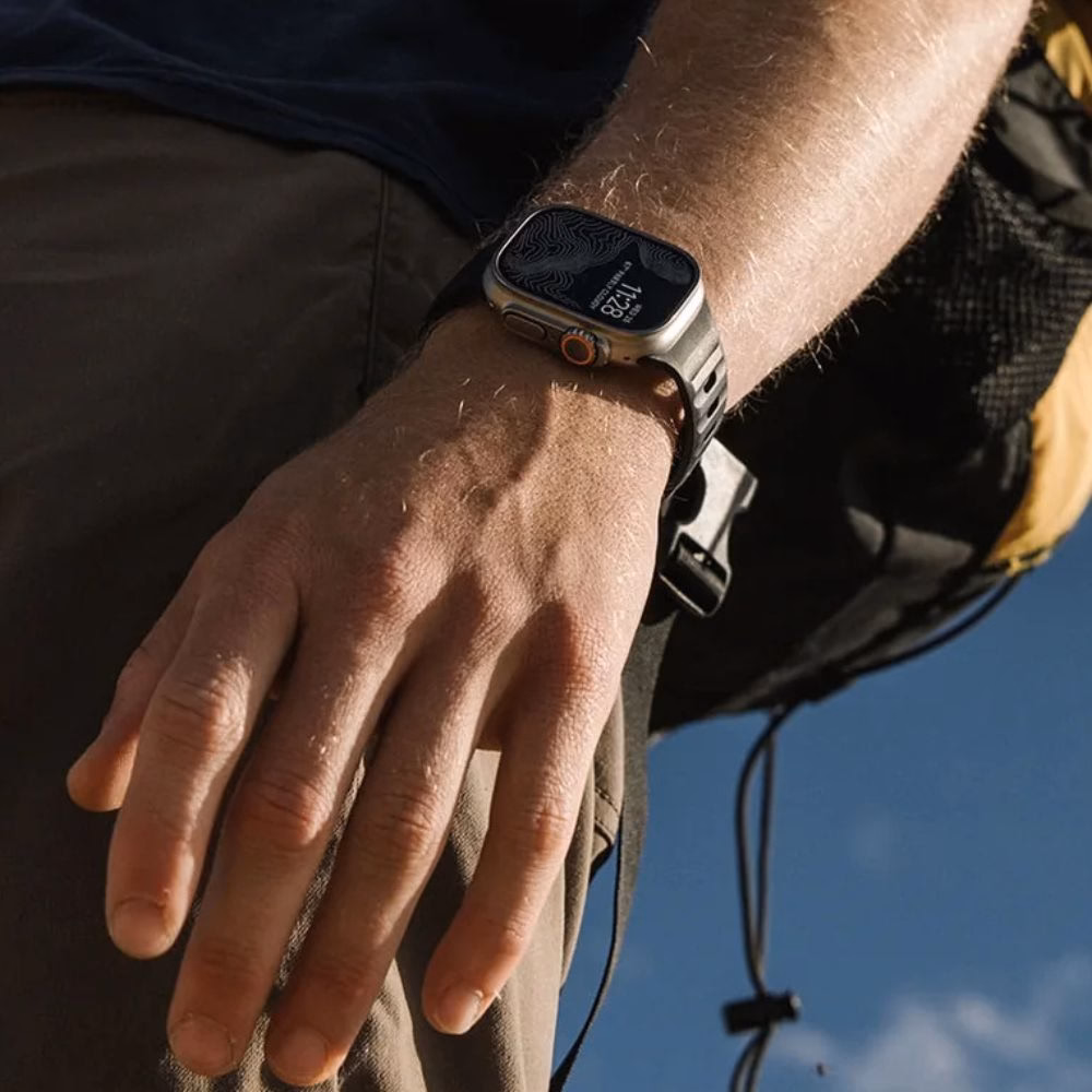 Спортивний ремінець Nomad Sport Band Black для Apple Watch Ultra 49mm на руці мандрівника, матеріал FKM фтореластомір