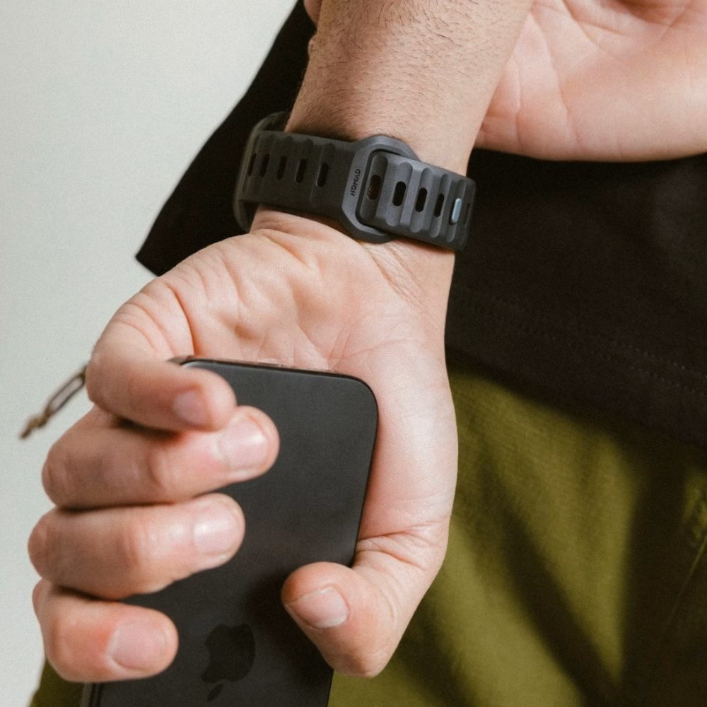 Надійна застібка pin-and-tuck спортивного ремінця Nomad Sport Band для активного способу життя та занять спортом