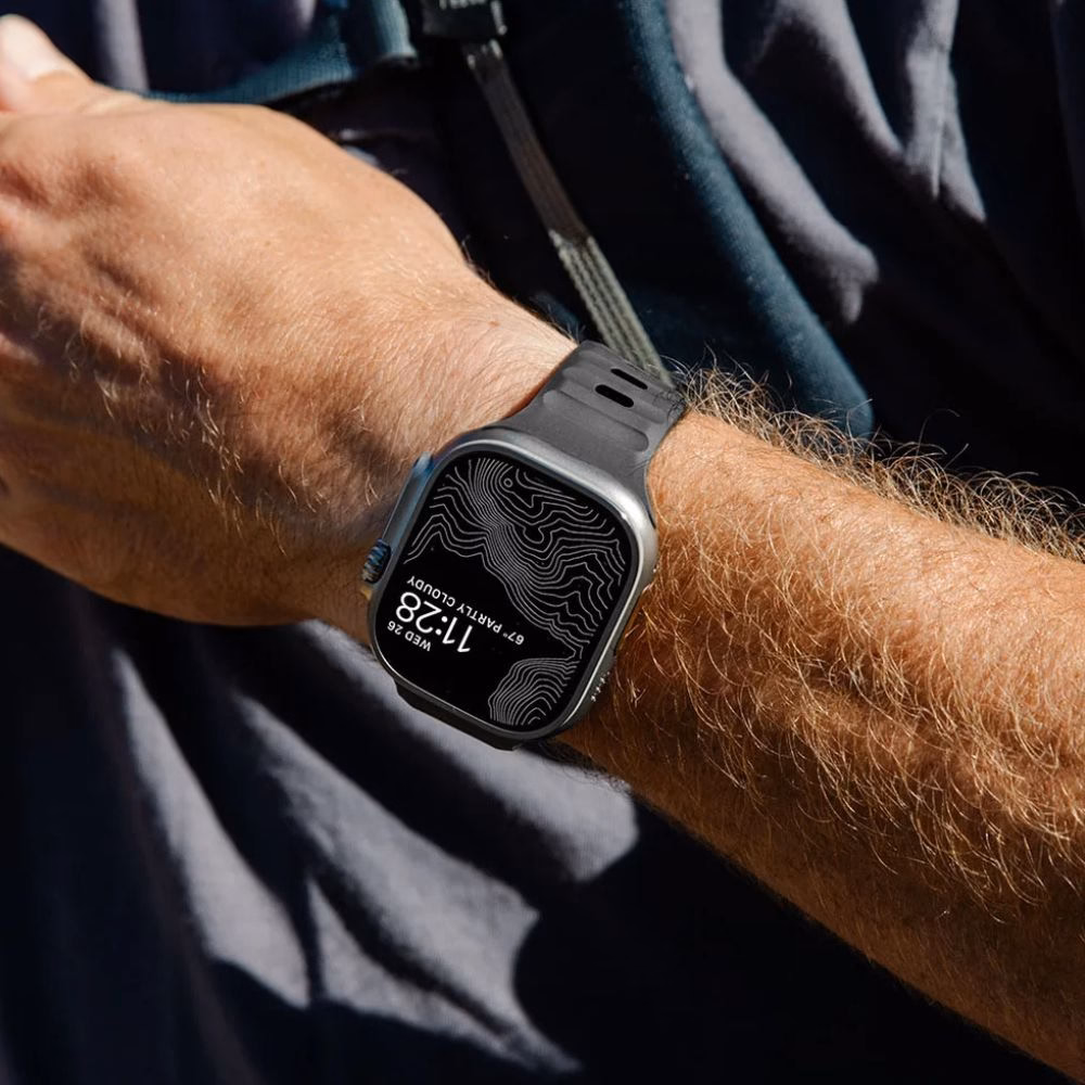 Детальний вигляд текстури чорного ремінця Nomad Sport Band на зап'ясті, сумісність з Apple Watch 46mm/49mm
