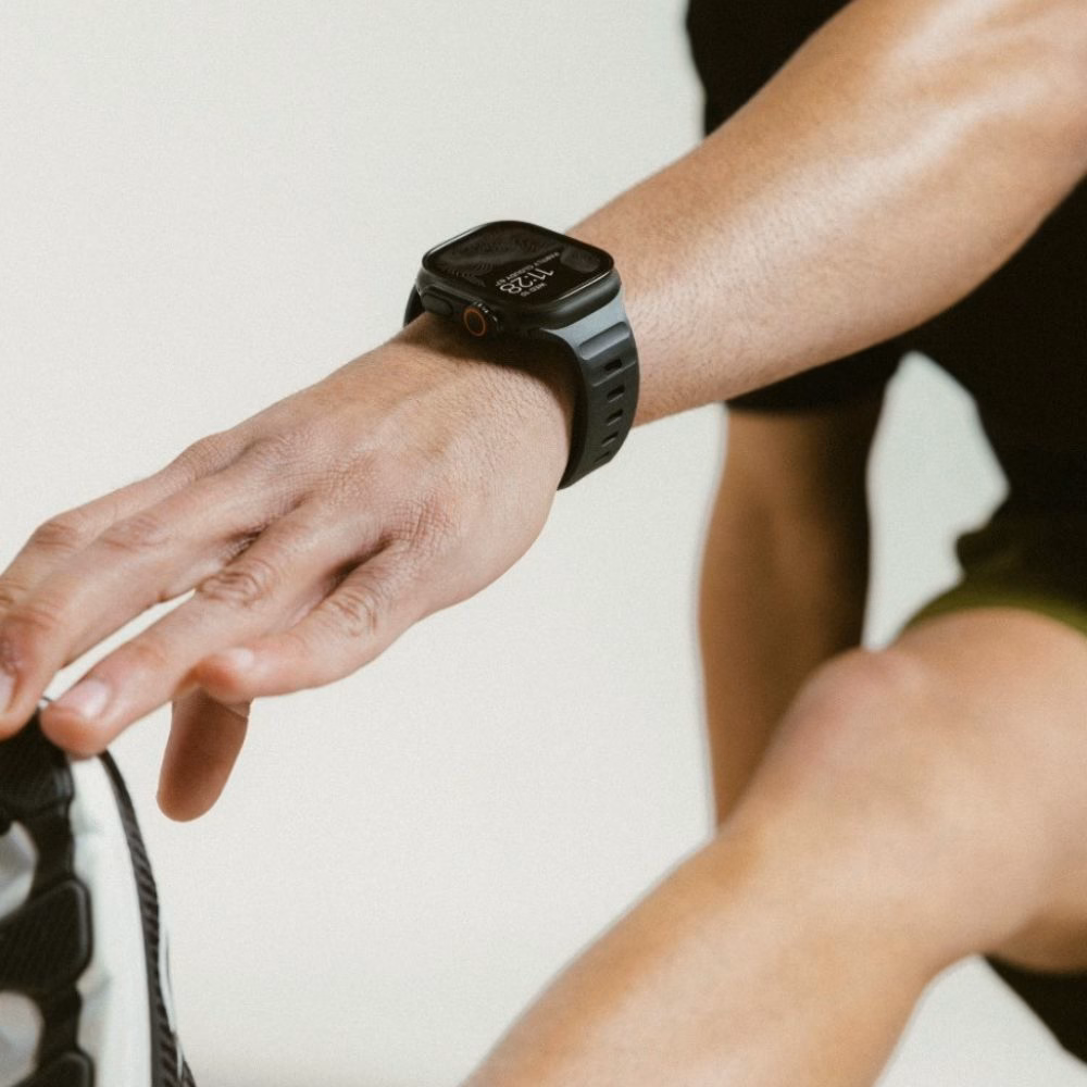 тренування у спортивному ремінці Nomad Sport Band Black, вологозахищений матеріал для фітнесу