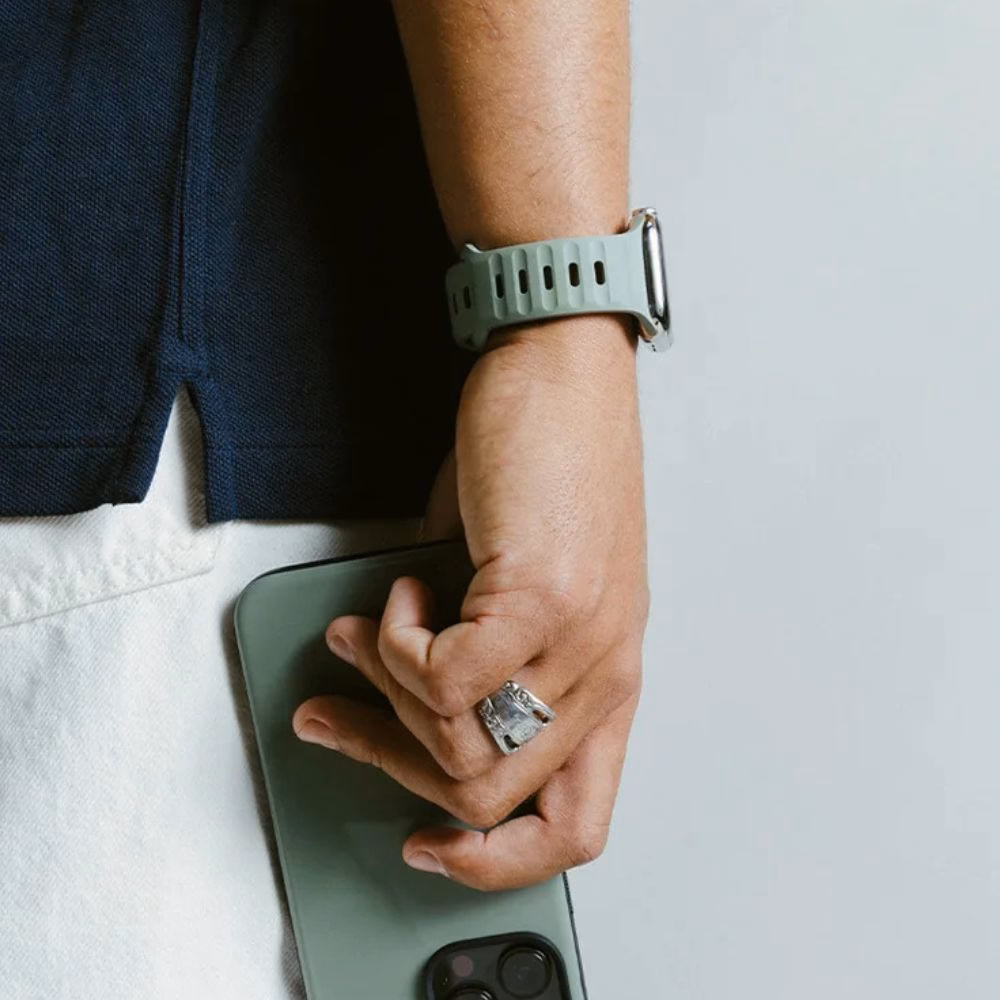 Вигляд збоку спортивного ремінця Nomad Sport Band у кольорі Coastal Rock з гнучкого FKM каучуку для Apple Watch