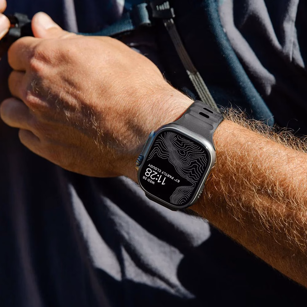 Спортивний ремінець Nomad Sport Band Black на Apple Watch Ultra: надійна фіксація на зап'ясті під час активного дня.