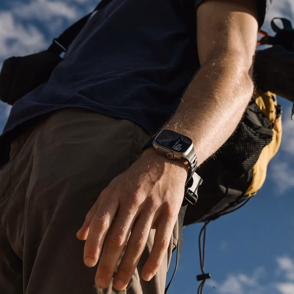 Ремінець Nomad Sport Band Black на руці туриста: міцність та комфорт FKM-фтореластомера для екстремальних умов.