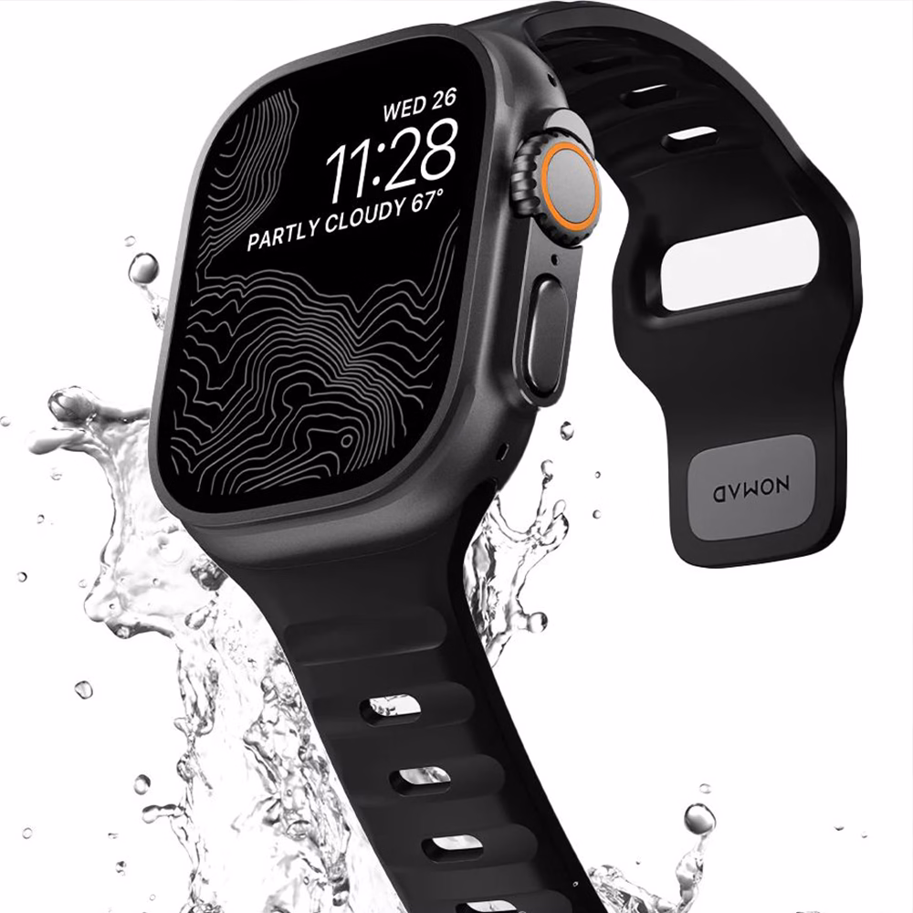 Водостійкий ремінець Nomad Sport Band Black для Apple Watch 41/42 мм у бризках води: ідеально для плавання та спорту.