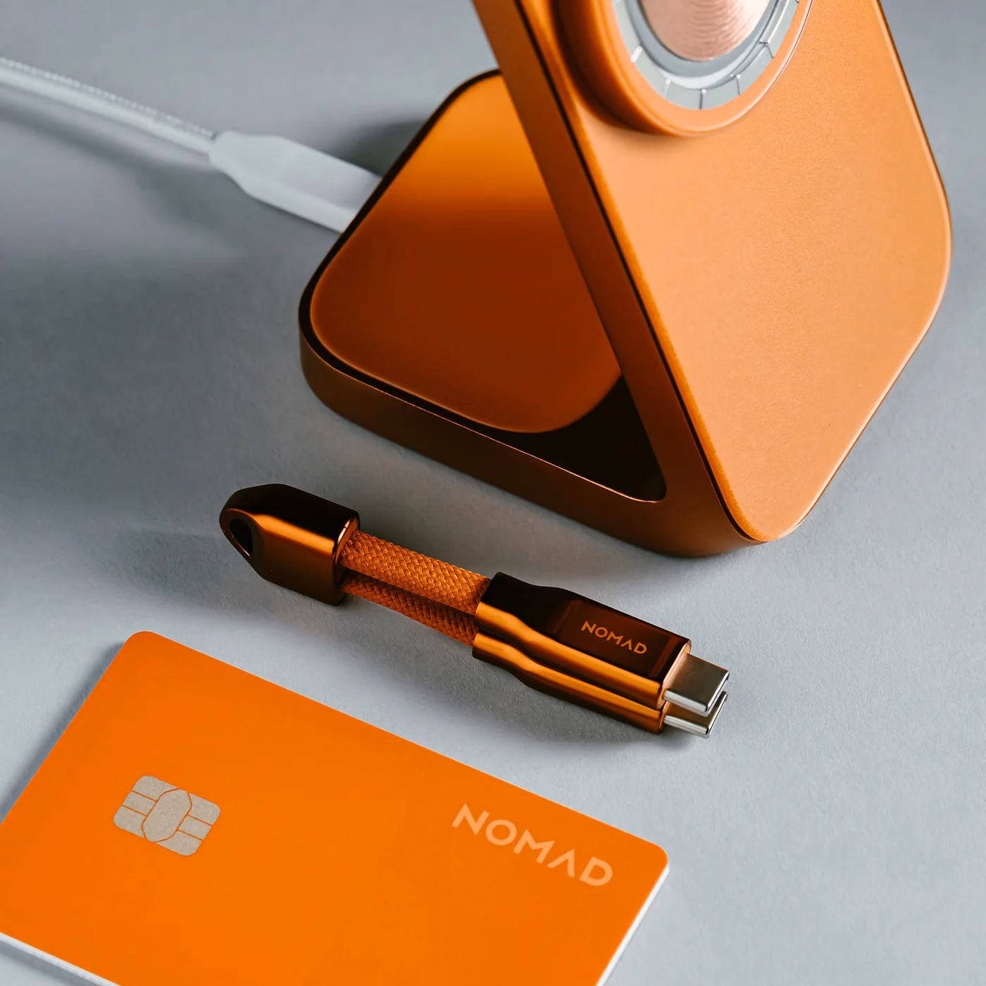 Nomad Stand One Stellar Orange, кабель та трекер