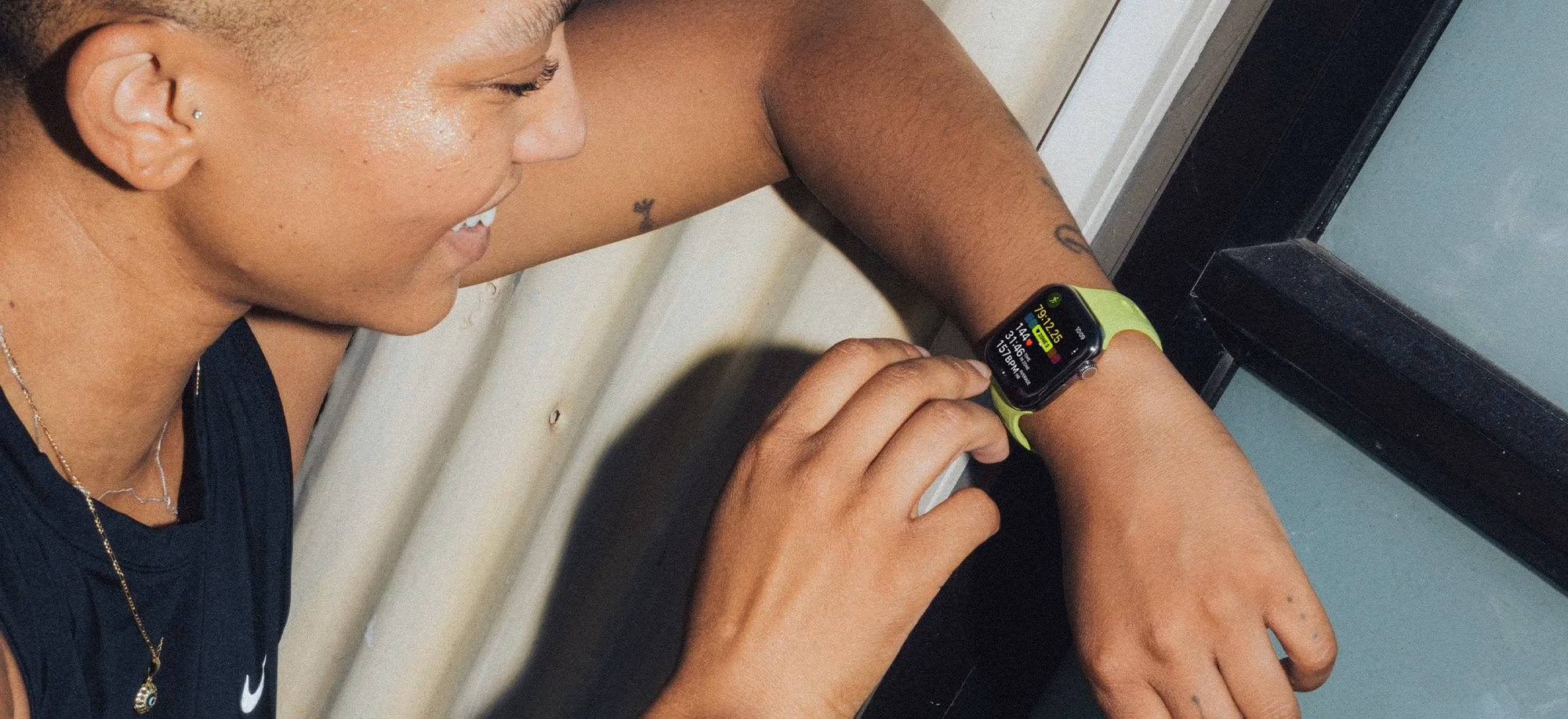 Перевірка спортивних результатів на Apple Watch з ремінцем Nomad Tempo Lumen: надійна фіксація під час інтенсивних рухів.