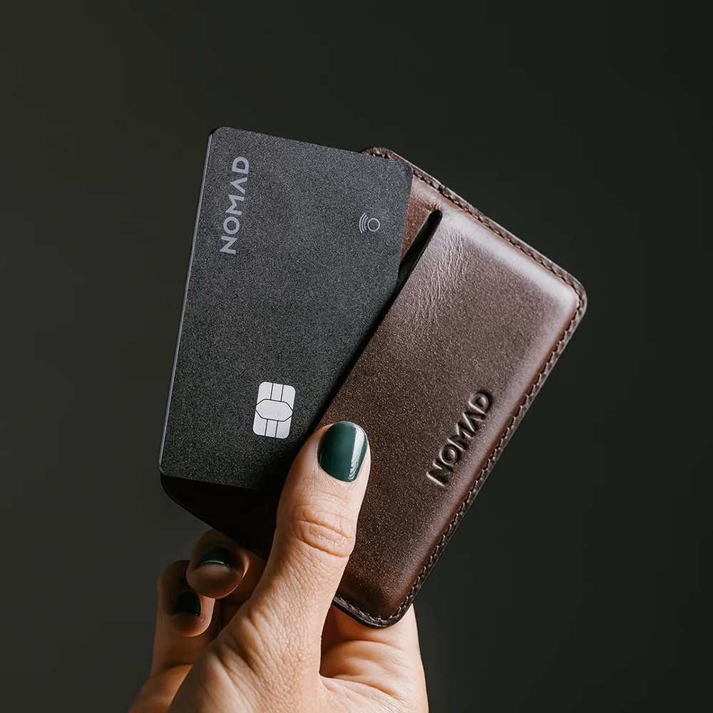 Трекер Nomad Pro чорного кольору в гаманці
