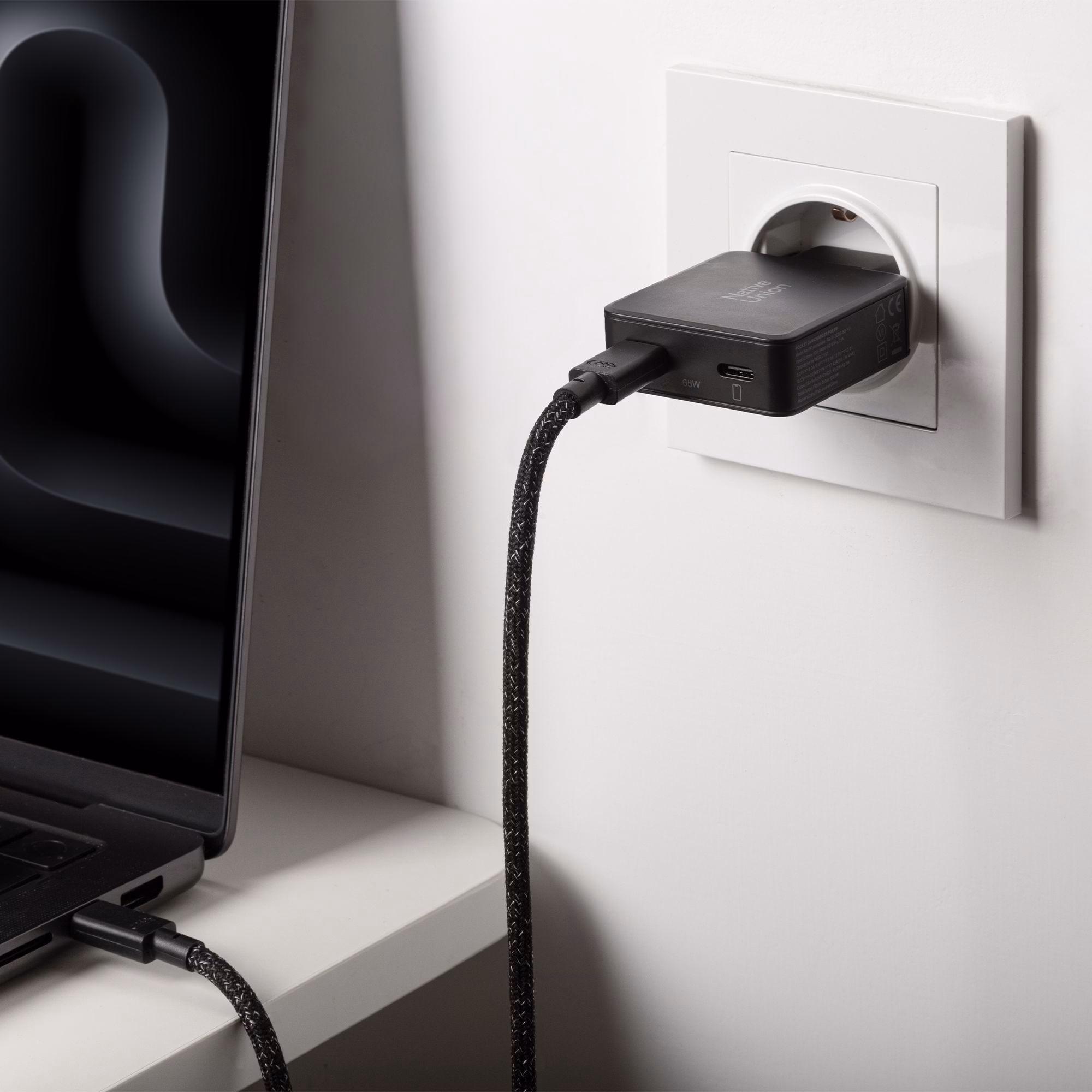 Native Union Pocket GaN 65W Black заряджає MacBook
