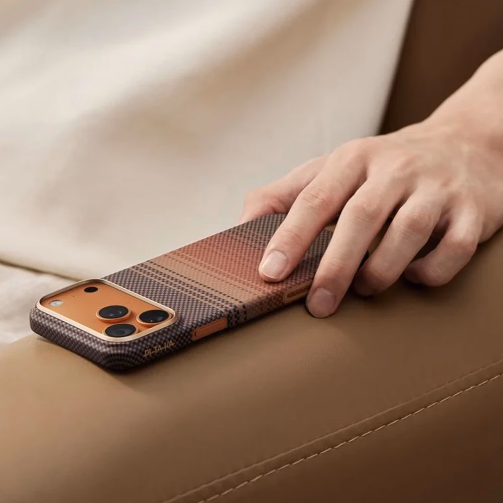 iPhone 16 Plus в чохлі Pitaka Sunset на дивані