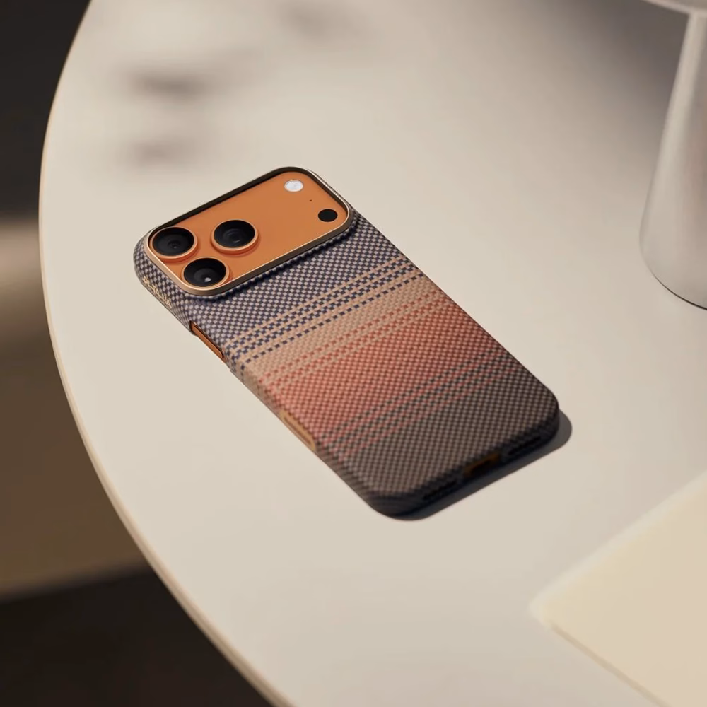 Чохол Pitaka Sunset для iPhone 16 Plus на столі