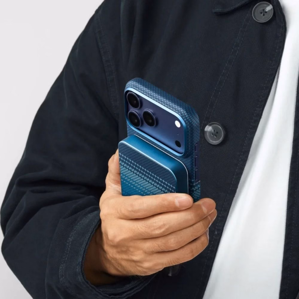 Портативна батарея Pitaka Aramid Fiber Magnetic Qi2 10000mAh Moonrise у руках, прикріплена до iPhone