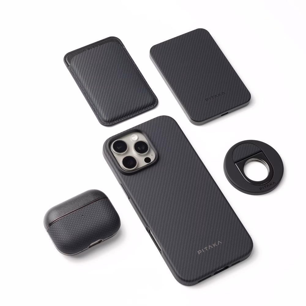 Екосистема Pitaka Twill Black/Grey з арамідного волокна: магнітний повербанк Qi2, чохол для iPhone та аксесуари на білому тлі